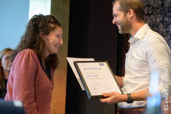 Daniela Bertoli, Deputy Director der CS Foundation, übergibt den Award an Dr. Urs Jäckli.